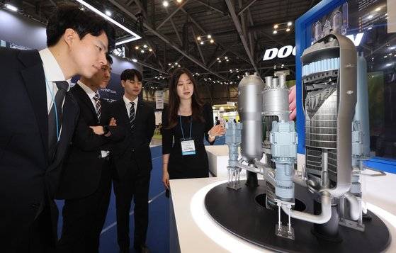 지난 4월 부산 해운대구에서 열린 '2024 부산국제원자력에너지산업전'에서 관람객들이 한국형원자로 APR1400 모형을 살펴보고 있다. 중앙포토