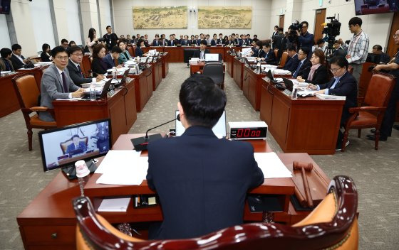 지난 15일 오전 서울 여의도 국회 교육위원회에서 서울대·서울대병원·서울대치과병원 등에 대한 국정감사가 열리고 있다. 뉴스1