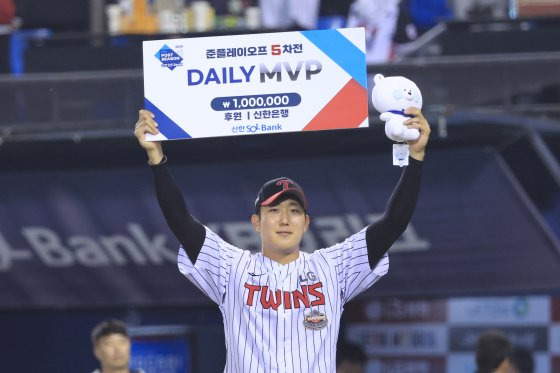 준플레이오프 5차전 데일리 MVP 손주영   (서울=연합뉴스) 신현우 기자 = 11일 서울 잠실야구장에서 열린 2024 신한 SOL뱅크 KBO 포스트시즌 준플레이오프 5차전 kt wiz와 LG 트윈스의 경기. LG가 4-1로 승리하며 플레이오프에 진출한 뒤 LG 손주영이 이날 경기 데일리 MVP에 선정돼 기념 촬영하고 있다. 2024.10.11   nowwego@yna.co.kr (끝)  〈저작권자(c) 연합뉴스, 무단 전재-재배포, AI 학습 및 활용 금지〉