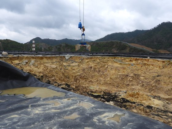 석포제련소가 아연괴를 만드는 과정에서 발생한 제련잔재물을 보관하는 모습. 중앙포토