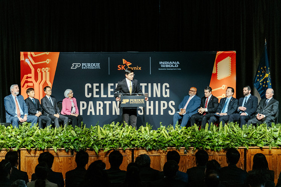 SK hynix executives and U.S. government officials attend an investment agreement ceremony held at Purdue University in April. [PURDUE RESEARCH FOUNDATION]