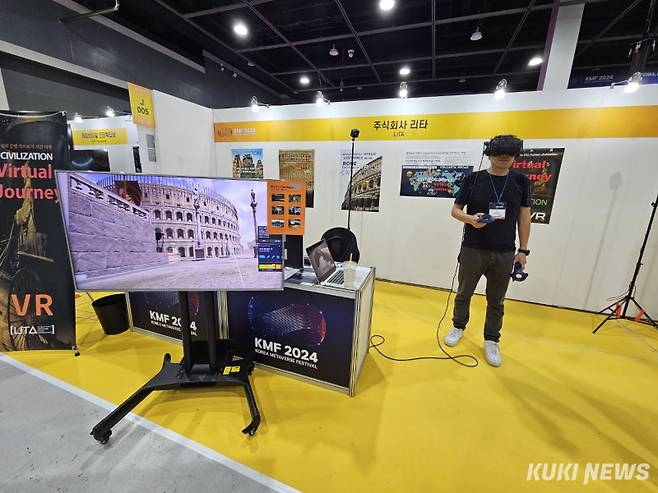 주식회사 ‘리타’부스에서 역사 체험을 하고 있다. 사진=조은비 기자&nbsp;