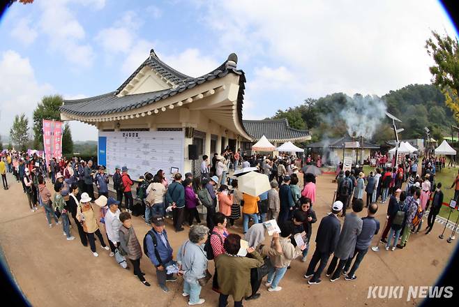 '2000원짜리 쌀밥 좀 먹어보려구요'축제장을 찾은 관광객들이 쌀밥을 먹기위해 길게 줄서 있다. 이천쌀문화축제는 ‘쌀로 만든 모든 것, Made in Icheon’을 슬로건으로 풍성한 볼거리와 먹거리 그리고 즐길거리로 관람객들에게 오감만족을 선사하고 있다.