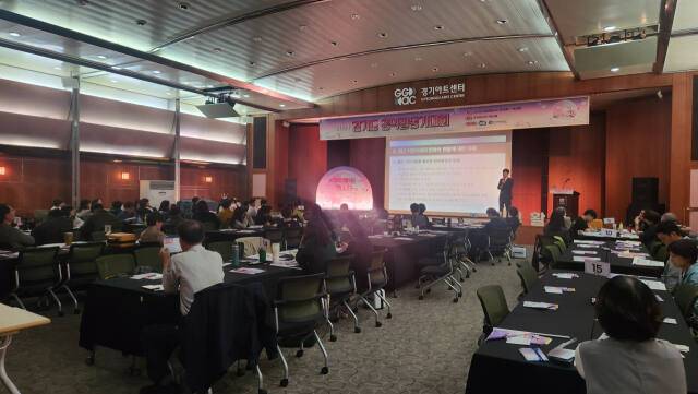 18일 오전 수원 경기아트센터 컨벤션홀에서 경기공익활동포럼이 진행 중이다. 이승훈 시민사회단체연대회의 공동운영위원장이 '전환의 시대, 공익활동을 말하다…2024 시민사회의 혁신은 가능한가'를 주제로 강연을 펼치고 있다. 이연우기자