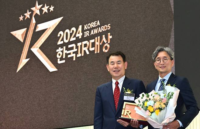 LG전자가 한국IR협의회 주관 ‘2024 한국IR대상’에서 최고상에 해당하는 금융위원장상의 영예를 안았다. 17일 열린 시상식에 참석한 김창태 LG전자 CFO(오른쪽)가 한국거래소 정은보 이사장과 기념촬영을 하고 있다. <LG전자>