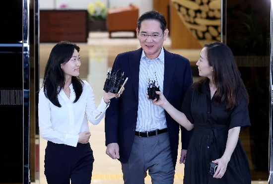 이재용 삼성전자 회장이 지난 6월 미국 출장을 마치고 서울 강서구 서울김포비지니스항공센터를 통해 귀국하고 있다. (출처=뉴스1)