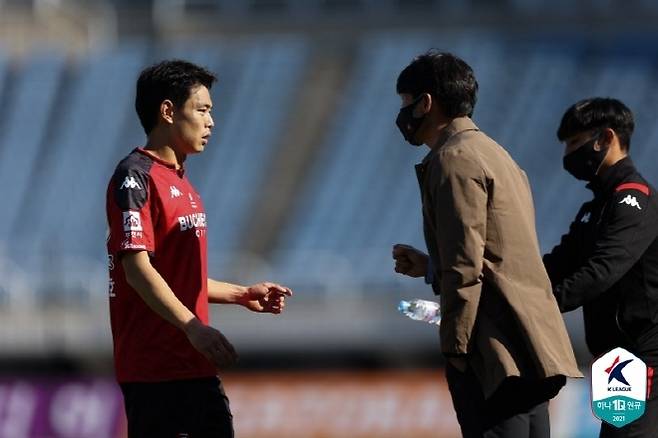 부천 FC 한지호(사진 왼쪽), 이영민 감독. 사진=한국프로축구연맹