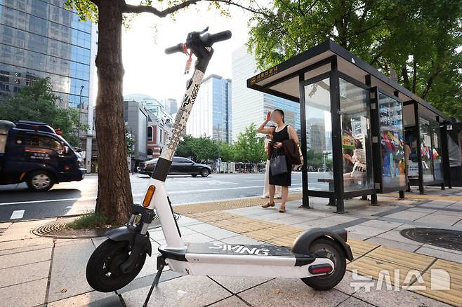 [서울=뉴시스] 김금보 기자 = 지난 8월5일 서울시내 거리에 전동킥보드가 주차돼 있는 모습. 2024.10.18. kgb@newsis.com