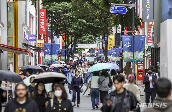[서울=뉴시스] 정병혁 기자 = 7일 서울 중구 명동거리가 사람들로 북적이고 있다. 코로나19 엔데믹 이후 서울의 상권 지도가 바뀌고 있다.  올해 1분기(1~3월) 서울의 소규모 상가 공실률은 5.7%로 지난해 초(6.3%)보다 0.6%포인트 감소했다. 같은 기간 중대형 상가는 8.6%에서 8.4%로 소폭 줄었으나 집합상가는 8.0%에서 9.0%로 증가했다.2022년 초 명동의 소규모 상가 공실률은 42.1%에 달했으나, 올해 1분기에는 외국인 관광 수요의 회복으로 공실률이 1.8%까지 급감했다. 2024.05.07. jhope@newsis.com