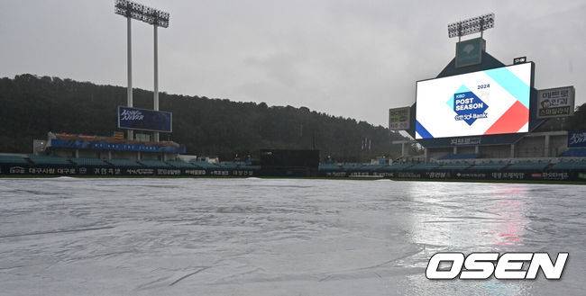 [OSEN=대구, 박준형 기자] 결국 우천 취소 됐다.&nbsp;프로야구 삼성 라이온즈와&nbsp;LG 트윈스가&nbsp;14일 오후 6시30분&nbsp;대구 삼성라이온즈파크에서 열릴 예정이던 2024 포스트시즌 플레이오프(5전 3선승제) 2차전 경기가 우천 취소됐다.&nbsp;방수포 덮힌 삼성라이온즈파크. 2024.10.14 / soul1014@osen.co.kr