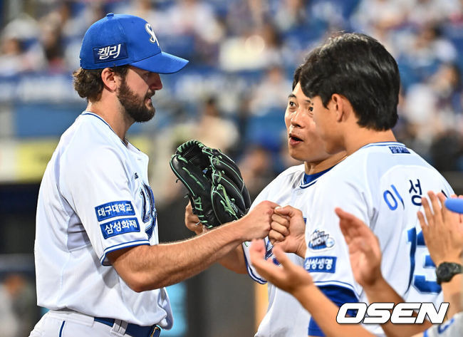 [OSEN=대구, 이석우 기자] 20일 대구삼성라이온즈파크에서 2024 신한 SOL 뱅크 KBO 리그 삼성 라이온즈와 SSG 랜더스의 경기가 열렸다. 3연패의 늪에서 벗어난 삼성은 코너를 내세워 위닝 시리즈에 도전하고 SSG는 2년 차 우완 송영진을 선발 투수로 내세웠다. 삼성 라이온즈 선발 투수 코너가 5회초를 무실점으로 막고 하이파이브를 하고 있다. 2024.06.20 / foto0307@osen.co.kr