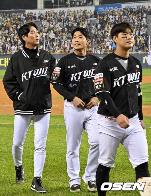 [OSEN=잠실, 조은정 기자]프로야구&nbsp;LG 트윈스가 KT 위즈의 기적을 잠재웠다.&nbsp;프로야구 LG는&nbsp;11일 서울 잠실구장에서 열린 2024 KBO리그 포스트시즌&nbsp;준플레이오프(5전 3선승제) 최종 5차전에서 KT를 4-1로 꺾고 시리즈 성적 3승 2패로&nbsp;플레이오프 진출 티켓을 거머쥐었다.KT 박경수가 경기장을 빠져나가고 있다. 2024.10.11 /cej@osen.co.kr