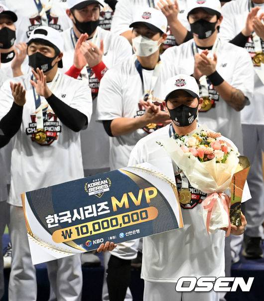 [OSEN=고척, 지형준 기자] KT 위즈가 창단 첫 한국시리즈 우승을 차지했다.KT는&nbsp;18일 서울 고척 스카이돔에서 열린 한국시리즈 4차전 두산과의 경기에서 8-4로 승리했다.&nbsp;이로써 KT는 1~4차전을 모두 승리하면서 4전승 퍼펙트 우승을 달성했다. 7년 연속 한국시리즈에 진출한 두산은 역대 9번째로 4전패 준우승 팀이 됐다.&nbsp;한국시리즈 MVP KT 박경수가 기념 촬영을 하고 있다. 2021.11.18 /jpnews@osen.co.kr