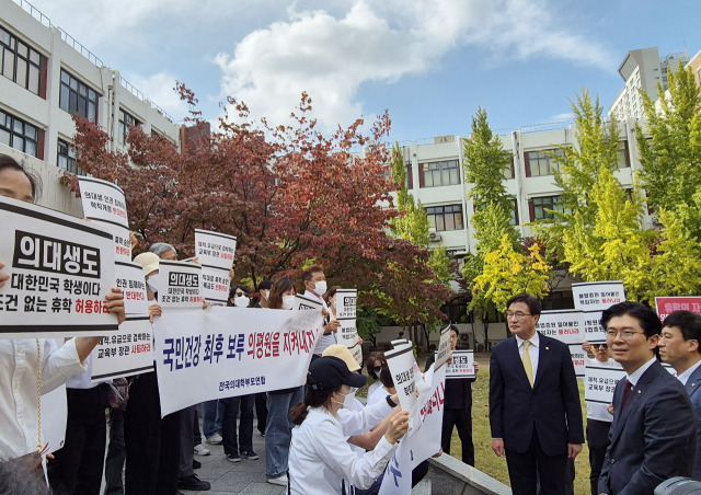 ▲경북대·강원대의대 교수비대위, 학생비대위, 학부모 비대위 연합이 지난 17일 경북대의대 앞에 모여 국회 교육위원회 소속 의원들을 향해 의대생 휴학 승인이 이뤄질 수 있도록 도와달라 요청하고 있다. ⓒ연합뉴스