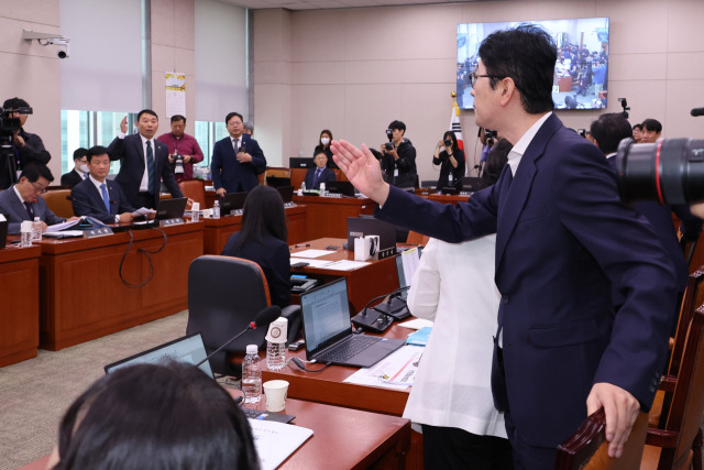 ▲18일 오전 국회 법제사법위원회의 서울고검, 수원고검, 서울중앙지검 등에 대한 국정감사에서 여야 의원들이 고성을 주고받으며 다투고 있다. ⓒ연합뉴스