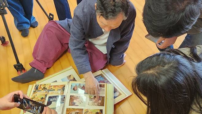 지난 11일 소설가 한승원이 앨범에서 딸 한강의 성장 시절 사진을 보고 있다. ⓒ시사저널 정성환