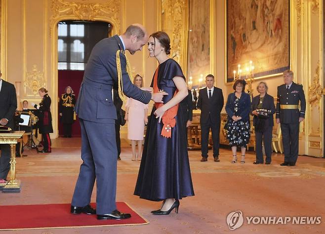 윌리엄 왕세자가 아던 전 총리에게 서훈하고 있다 [AP/PA 연합뉴스]