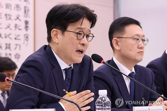 답변하는 이창수 서울중앙지검장 (서울=연합뉴스) 김주성 기자 = 이창수 서울중앙지검장이 18일 오전 국회 법제사법위원회의 서울고검, 수원고검, 서울중앙지검 등에 대한 국정감사에서 위원 질의에 답하고 있다. 2024.10.18 utzza@yna.co.kr