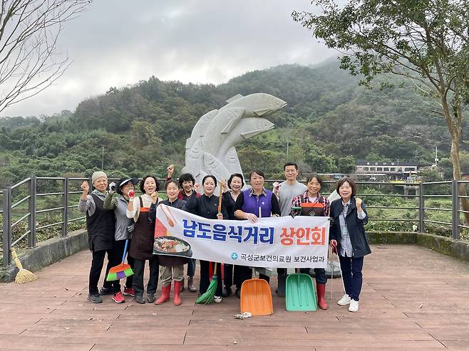 곡성 '압록 참게·은어 거리' 손님맞이 준비 [곡성군 제공. 재판매 및 DB 금지]