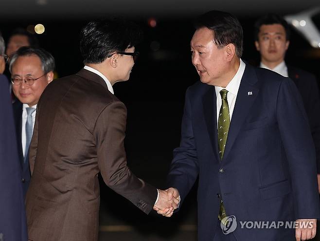 윤석열 대통령, 국민의힘 한동훈 대표와 악수 (성남=연합뉴스) 진성철 기자 = 윤석열 대통령이 11일 성남 서울공항에서 필리핀, 싱가포르 국빈 방문 및 라오스 아세안 정상회의를 마치고 귀국하며 마중 나온 국민의힘 한동훈 대표와 악수하고 있다. 2024.10.11 zjin@yna.co.kr