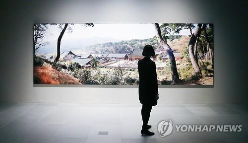 '한국건축예찬-땅의 깨달음' 전시 열리는 삼성미술관 리움 (서울=연합뉴스) 류효림 기자 = 16일 서울 용산구 한남동 삼성미술관 리움에서 한 관계자가 준비중인 전시를 점검하고 있다. 삼성문화재단은 창립 50주년을 기념하며 한국건축, 천년의 지혜를 되돌아보는 '한국건축예찬-땅의 깨달음' 전시를 오는 19일 부터 개최한다. 2015.11.16 ryousanta@yna.co.kr