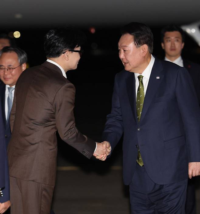 윤석열 대통령이 지난 11일 성남 서울공항에서 필리핀, 싱가포르 국빈 방문 및 라오스 아세안 +3 회의를 마치고 귀국하며 국민의힘 한동훈 대표와 인사하고 있다.(사진=연합뉴스 제공)