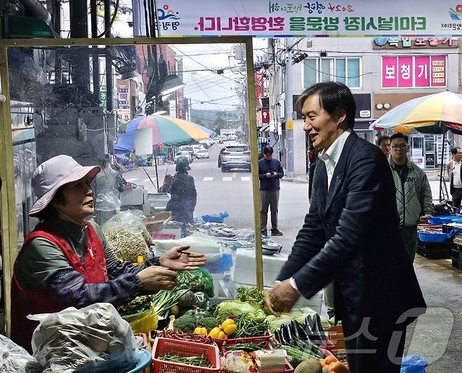 19일 전남 영광터미널시장을 찾은 조국 조국혁신당 대표가 시장 상인들에 "더 열심히 하겠다＂는 낙선 인사를 나누고 있다. 2024.10.19/뉴스1 ⓒ News1 최성국 기자