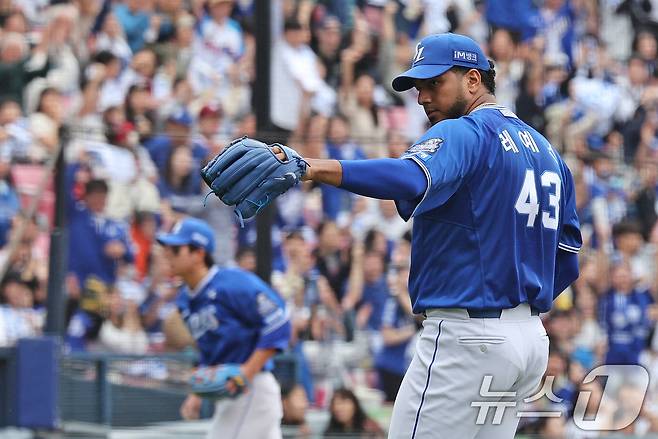 19일 오후 서울 송파구 잠실야구장에서 열린 프로야구 '2024 신한 SOL 뱅크 KBO 포스트시즌' 플레이오프 4차전 삼성 라이온즈와 LG 트윈스의 경기, 1회말 삼성 선발 레예스가 1사 1루 상황에서 오스틴을 상대로 병살처리 한 뒤 강민호를 가리키고 있다. 2024.10.19/뉴스1 ⓒ News1 장수영 기자