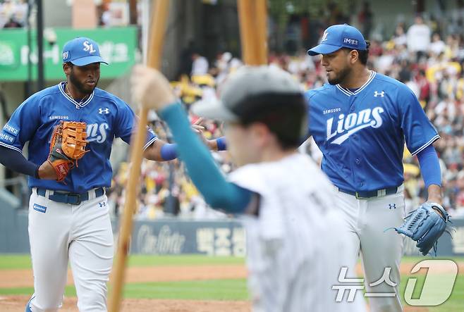 19일 오후 서울 송파구 잠실야구장에서 열린 프로야구 '2024 신한 SOL 뱅크 KBO 포스트시즌' 플레이오프 4차전 삼성 라이온즈와 LG 트윈스의 경기, 2회말 삼성 선발 레예스가 2아웃 상태에서 호수비로 이닝을 끝낸 1루수 디아즈와 손을 맞대고 있다. 2024.10.19/뉴스1 ⓒ News1 임세영 기자