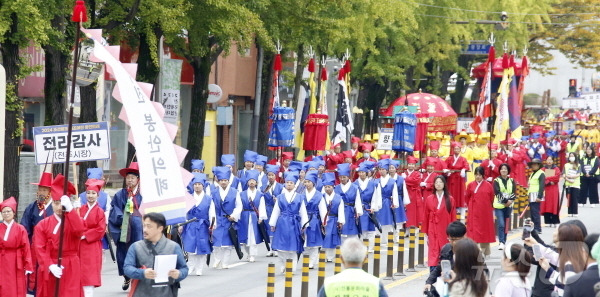 태조 어진(왕의 초상화) 봉안 의례가 19일 전북자치도 전주에서 재현됐다.(전주시 제공)/뉴스1