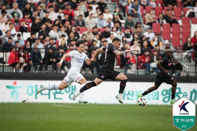 부천 바사니가 수원 수비진 사이를 돌파하고 있다.(한국프로축구연맹 제공)