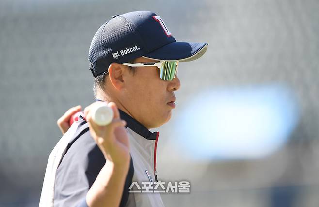 두산 이승엽 감독이 3일 잠실구장에서 열린 2024 KBO 와일드카드 결정 2차전 KT전에 앞서 훈련을 지켜보고 있다. 잠실 | 최승섭기자 thunder@sportsseoul.com