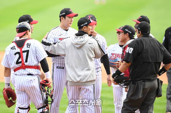 LG 투수 손주영이 19일 잠실야구장에서 열린 삼성과 2024 KBO 플레이오프 4차전 8회 교체되어 마운드를 내려오고 있다.  2024. 10. 19. 잠실 | 최승섭기자 thunder@sportsseoul.com