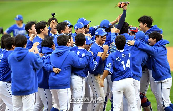 삼성 선수들이 19일 잠실야구장에서 열린 LG와 2024 KBO 플레이오프 4차전 승리 후 환호하고 있다. 잠실 | 최승섭기자 thunder@sportsseoul.com