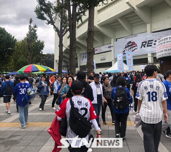 경기 시작 3시간 여부터 잠실 야구장 주변을 메운 관중들. 잠실=사진┃이형주 기자