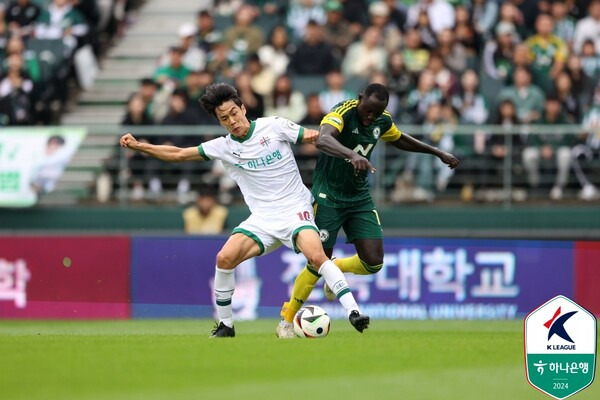 대전하나시티즌 마사와 전북현대 보아텡이 경기 중 경합 중이다. 사진┃한국프로축구연맹