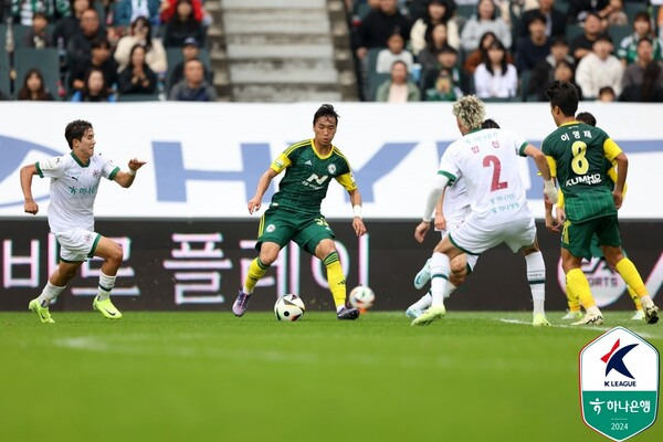 전북현대 전병관이 대전하나시티즌과의 경기에서 드리블을 시도하고 있다. 사진┃한국프로축구연맹