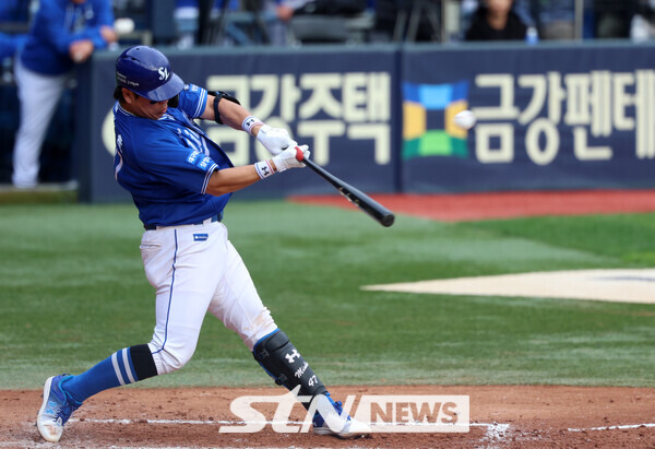 19일 서울 송파구 잠실야구장에서 열린 2024 KBO 포스트시즌 플레이오프 4차전 삼성 라이온즈와 LG 트윈스의 경기, 8회초 삼성 선두타자 강민호가 솔로 홈런을 날리고 있다. 사진┃뉴시스