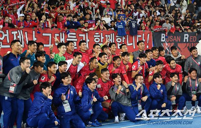 2026 FIFA 북중미월드컵 아시아 지역 3차 예선 B조 4차전 대한민국과 이라크의 경기가 15일 용인미르스타디움에서 열렸다. 승리한 대한민국 선수들이 기념촬영을 하고 있다. 용인=박재만 기자 pjm@sportschosun.com/2024.10.15/