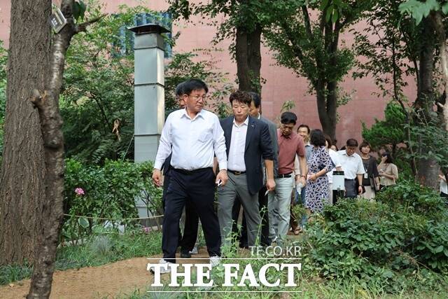 박강수 마포구청장이 '봄여름가을겨울공원 꽃길 정원' 야자매트 위를 걷고 있다. /마포구
