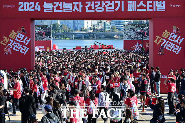 KGC인삼공사 정관장이 19일 오전 서울 여의도 한강공원 이벤트광장에서 '놀건 놀자! 건강 걷기 페스티벌'을 개최, 참석자들이 출발점을 걸어나가고 있다. /남윤호 기자