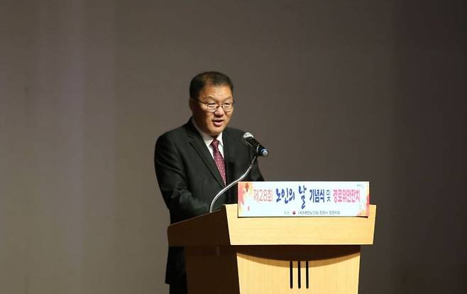 장금용 창원시 제1부시장이 노인의 날 기념식에서 축사를 전하고 있다. [사진=이세령 기자]