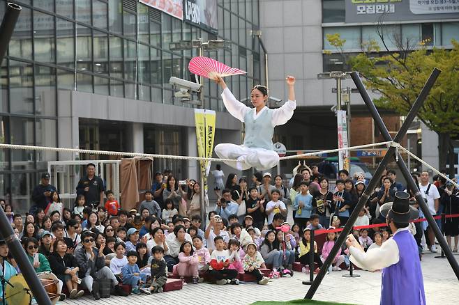 지난 5일 서울 마포아트센터 야외광장에서 열린 줄타기 공연 /마포문화재단