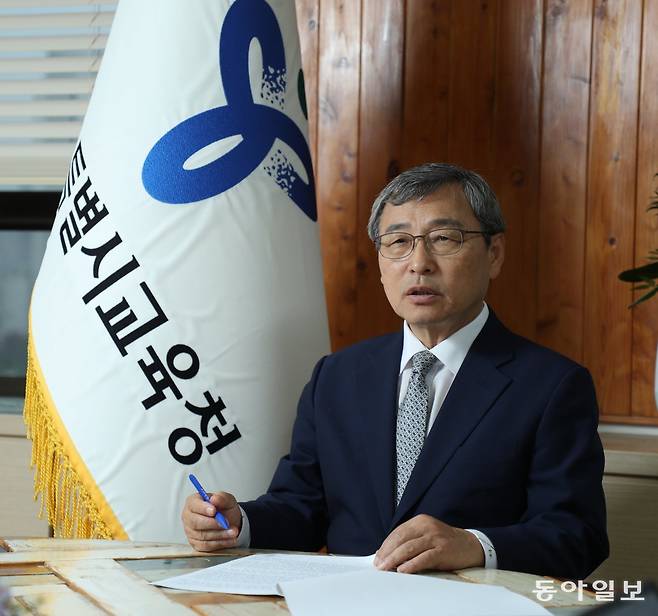 정근식 신임 서울시교육감이 취임 2일 차를 맞은 18일 서울 종로구 서울시교육청 집무실에서 동아일보와 인터뷰를 가졌다. 신원건 기자 laputa@donga.com