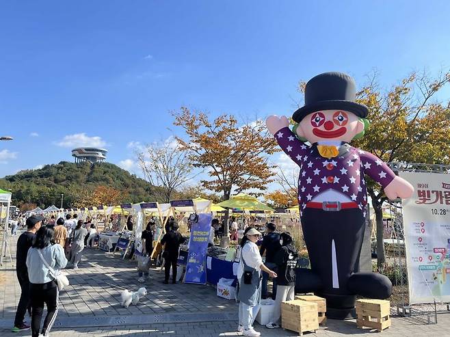 전남도는 빛가람 혁신도시 소재 공공기관인 한국전력거래소, IBK기업은행과 함께 서면으로 '사회적경제기업 동반성장 협력 업무협약'을 하고 사회적경제기업 동반성장 지원을 확대키로 했다고 19일 밝혔다. 사진은 빛가람페스티벌 연계 사회적경제 상생마켓 모습. 전남도 제공