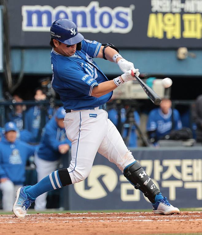 삼성의 강민호가 19일 서울 잠실야구장에서 열린 2024 KBO 포스트시즌 플레이오프 4차전 엘지(LG) 트윈스와 경기에서 8회초 선두타자로 나선 뒤 좌중간 솔로 홈런을 치고 있다. 연합뉴스