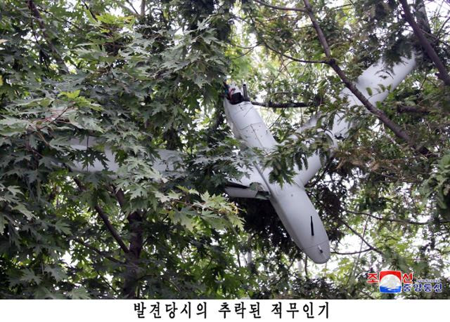 북한이 평양에서 한국군에서 운용하는 드론과 동일 기종의 무인기 잔해를 발견했다고 주장하며 관련 사진을 공개했다. 조선중앙통신 연합뉴스