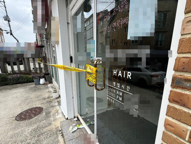 지난 3월 29일 피해자가 운영하는 전북 전주시 완산구 미용실에 폴리스 라인이 쳐져 있다. 뉴스1