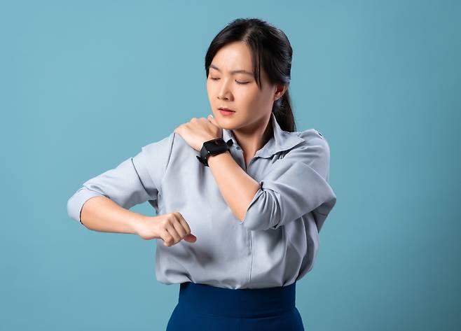 어깨가 계속 아프다면 단순 근육통이 아닌 오십견, 회전근개 파열, 관절와순 파열일 수 있으므로 더 심해지기 전에 한 번은 병원에 가야한다./사진=게티이미지뱅크