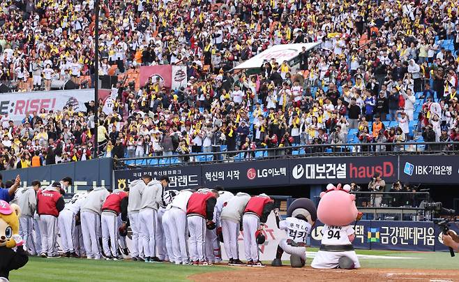 19일 서울 잠실야구장에서 열린 2024 프로야구 KBO 포스트시즌 LG트윈스와 삼성라이온즈의 플레이오프(PO) 4차전 경기가 삼성의 1대 0 승리로 끝나며 시리즈 전적 3대 1로 삼성라이온즈가 한국시리즈에 진출했다. 경기 후 LG선수들이 관중에 인사하고 있다. 잠실=김민규 기자 mgkim1@edaily.co.kr /2024.10.19/